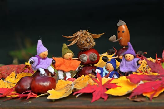 Four little elves with chestnut woman and chestnut man