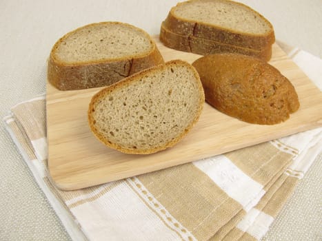 Bread edges or bread ends of rye mixed bread