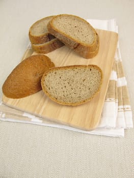 Bread edges or bread ends of rye mixed bread