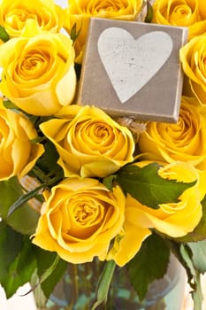 Strauss of yellow roses with rustic gift-hailing