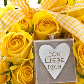 Strauss of yellow roses with rustic gift-hailing