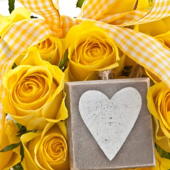 Strauss of yellow roses with rustic gift-hailing