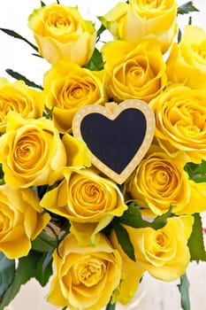 Strauss of yellow roses with rustic gift-hailing