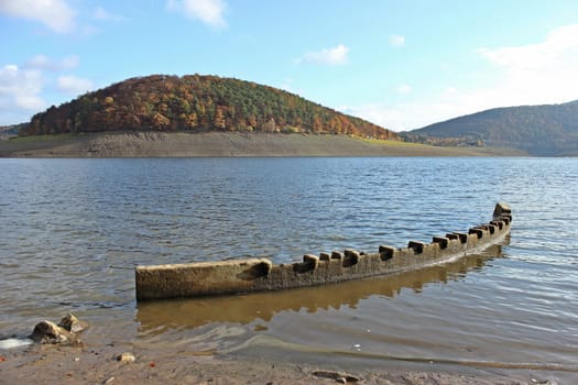The barrier wall model that appeared in the empty Edersee