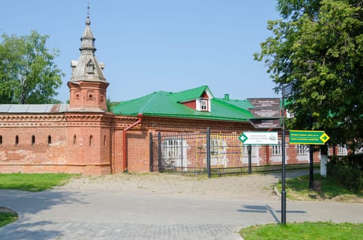 Sergiev Posad - August 10, 2015: the intersection with the pointer in the red wall extending from retail shops around Pafnutevskom garden at the Trinity-Sergius Lavra
