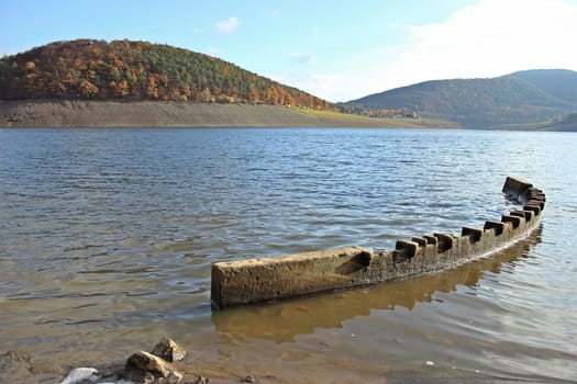 The barrier wall model in the empty Edersee (3)