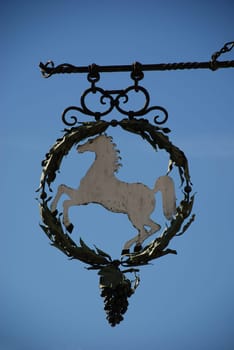 Im weißen Rössl am Wolfgangsee Romantik Hotel weißes Rössl Film Pferd weiß Sankt St. Wolfgang Salzkammergut Schild Hängeschild Roß Ross Österreich Benatzky Comedy Romantik Markt Restaurant Oberkellner Leopold 5360 Operetta Filmkomödie