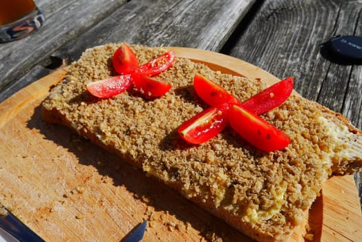 Brotzeitzeller with Styrian cheese and tomatoes