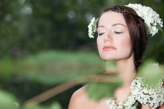Young beauty woman in the forest whith beautiful looks