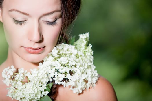 Young beauty woman in the forest whith beautiful looks