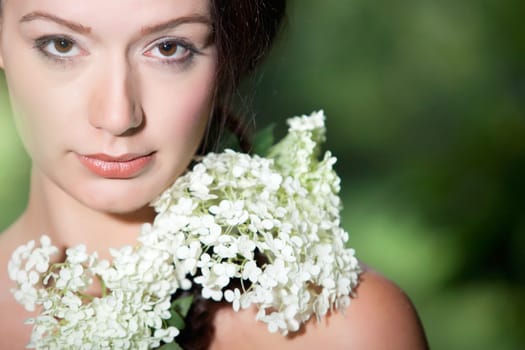 Young beauty woman in the forest whith beautiful looks