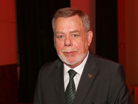 Gerd Heinze with badge of honour of the German Olympic Sports Confederation (DOSB) at the 13th General Assembly of the DOSB on 03.12.2016 in Magdeburg