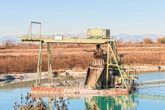 Gravel pit. Technology for extraction of gravel from a quarry filled with water.