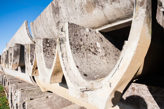 Precast concrete elements for the construction of irrigation channels to agriculture.
