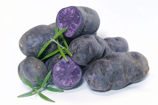 Potatoes of the Vitelotte variety on a table