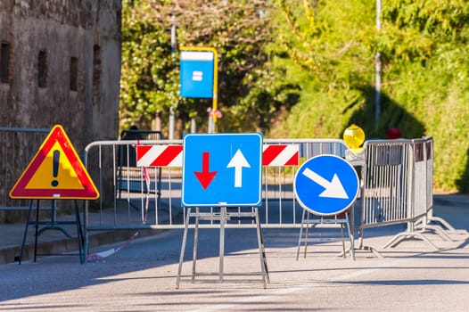 Alternate one-way signal. Before a site of roadworks.