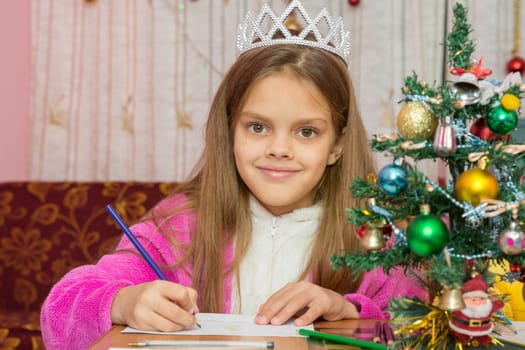 A girl waiting for a new year, writes a letter to the desires and looked into the frame