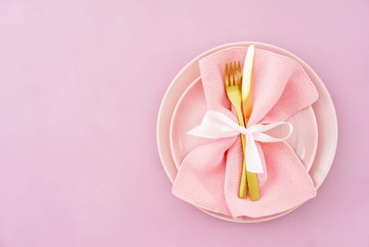 Christmas place setting in pink with golden silverware