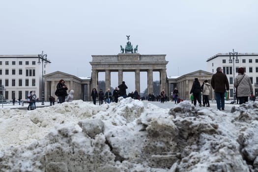 Snow piles in front of the Brandenburg Gate at the onset of winter in Berlin on 8.1.2017