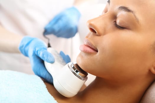 a woman's face during a treatment at a beauty salon\nultrasound infrared light,facial treatment\nultrasounds,a woman in a beauty salon\nlight therapy,a woman in a beauty salon\nacne treatment with light,a woman in a beauty salon