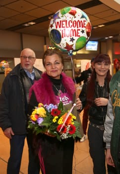 Franziska Menke with fans ,. Arrival of the jungle camper from Australia at Terminal 1 Hamburg,31.01.2017