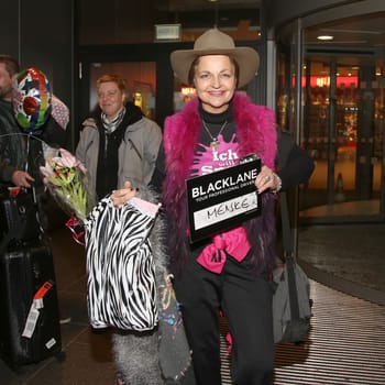 Franziska Menke with fans ,. Arrival of the jungle camper from Australia at Terminal 1 Hamburg,31.01.2017