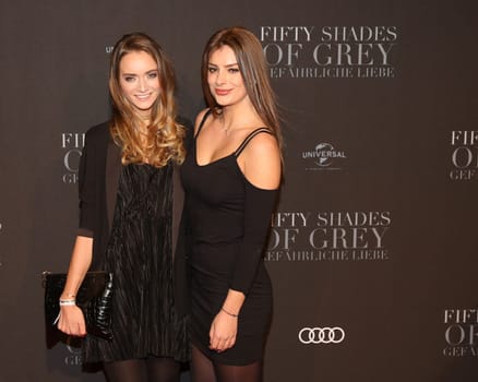 Jil Zeletzki und  Lisa Doehl (Influencer), .Europapremiere von FIFTY SHADES OF GREY -   Cinemaxx Hamburg