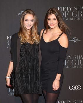 Jil Zeletzki und  Lisa Doehl (Influencer), .Europapremiere von FIFTY SHADES OF GREY -   Cinemaxx Hamburg