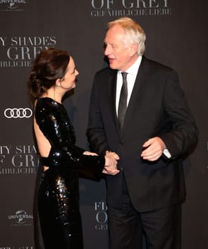 Paul Steinschulte  ( UPI ) und Dakota Johnson , .Europapremiere von FIFTY SHADES OF GREY -   Cinemaxx Hamburg