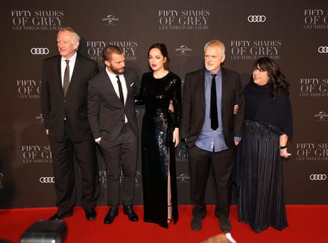 Paul Steinschulte ,Dakota Johnson , Jamie Dornan ,James Foley (Regisseur) und E L James (Romanautorin und Produzentin) ,.Europapremiere von FIFTY SHADES OF GREY -   Cinemaxx Hamburg