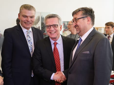 Holger Stahlknecht and Federal Minister of the Interior Thomas de Maizière (CDU) visit the Competence Center Return of the Magdeburg City Mission 21.2.17