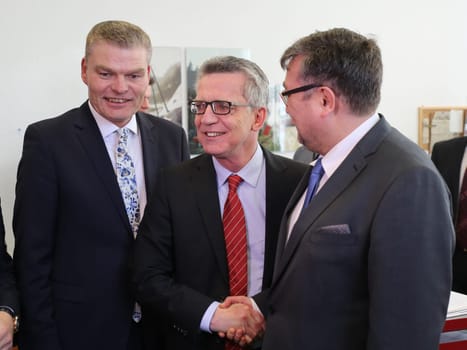 Holger Stahlknecht and Federal Minister of the Interior Thomas de Maizière (CDU) visit the Competence Center Return of the Magdeburg City Mission 21.2.17