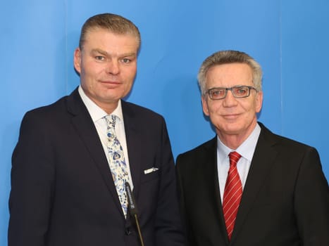 Holger Stahlknecht and Federal Minister of the Interior Thomas de Maizière (CDU) visit the Competence Center Return of the Magdeburg City Mission 21.2.17