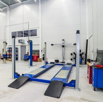 Toe-out car equipment in a car repair station