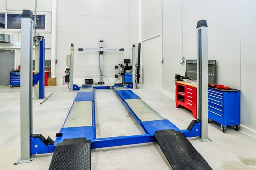 Toe-out car equipment in a car repair station