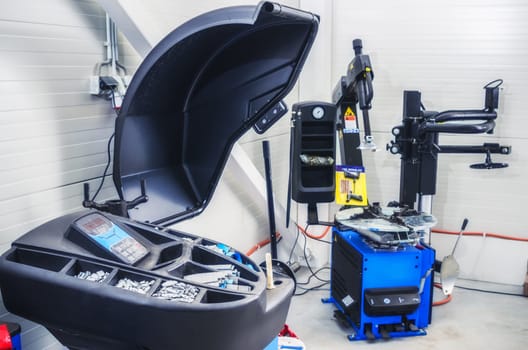 Garage, equipment for mounting and balancing wheels of cars
