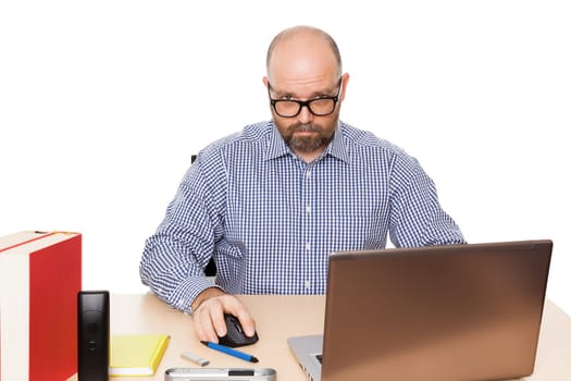 A businessman with a beard and black glasses in a buero against a white background