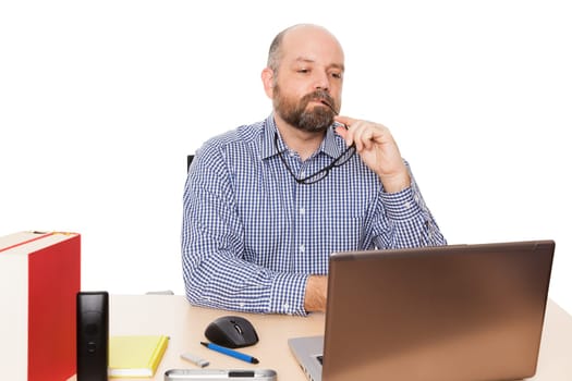 A thoughtful businessman in the Buero against a white background