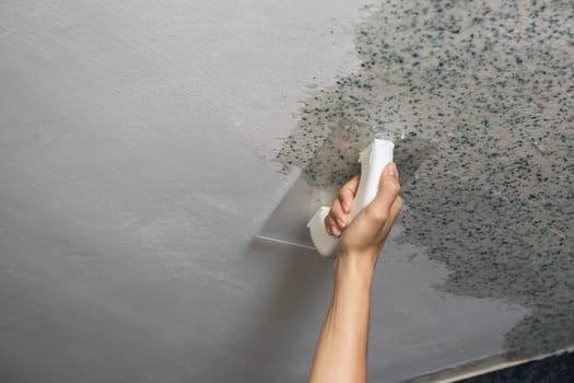 Pasting liquid wallpaper in the apartment