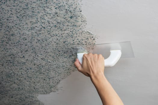 Pasting liquid wallpaper in the apartment