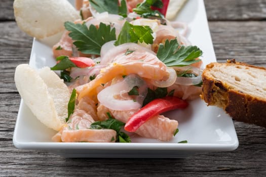 Snack ceviche with salmon,onions and chili and crab chips
