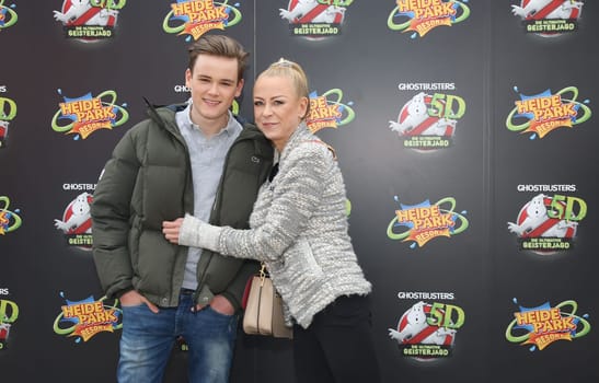 Jenny Elvers mit  Sohn Paul  ,.Eroeffnung  Ghostbusters 5D  – die ultimative Geisterjagd im Heidepark Soltau am 11.04.2017.