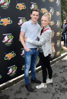 Jenny Elvers mit  Sohn Paul  ,.Eroeffnung  Ghostbusters 5D  – die ultimative Geisterjagd im Heidepark Soltau am 11.04.2017.