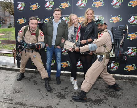 Jenny Elvers mit  Sohn Paul, Alena Gerber  und die Ghostbusters ,.Eroeffnung   Ghostbusters 5D  – die ultimative Geisterjagd im Heidepark Soltau am 11.04.2017.