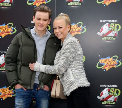 Jenny Elvers mit  Sohn Paul  ,.Eroeffnung  Ghostbusters 5D  – die ultimative Geisterjagd im Heidepark Soltau am 11.04.2017.