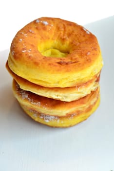 Photo freshly baked pulled out Küchle doughnuts with icing sugar