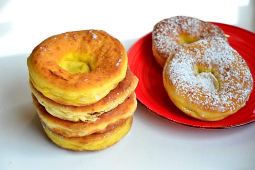 Photo freshly baked pulled out Küchle doughnuts with icing sugar