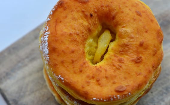 Photo freshly baked pulled out Küchle doughnuts with icing sugar