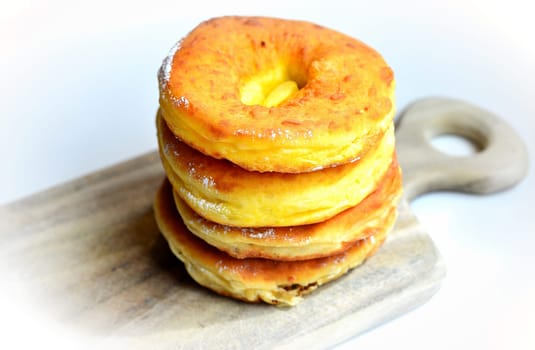 Photo freshly baked pulled out Küchle doughnuts with icing sugar