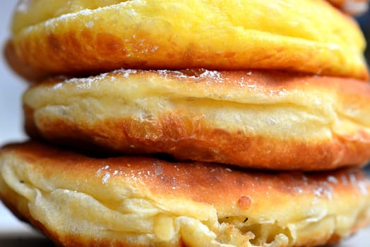 Photo freshly baked pulled out Küchle doughnuts with icing sugar
